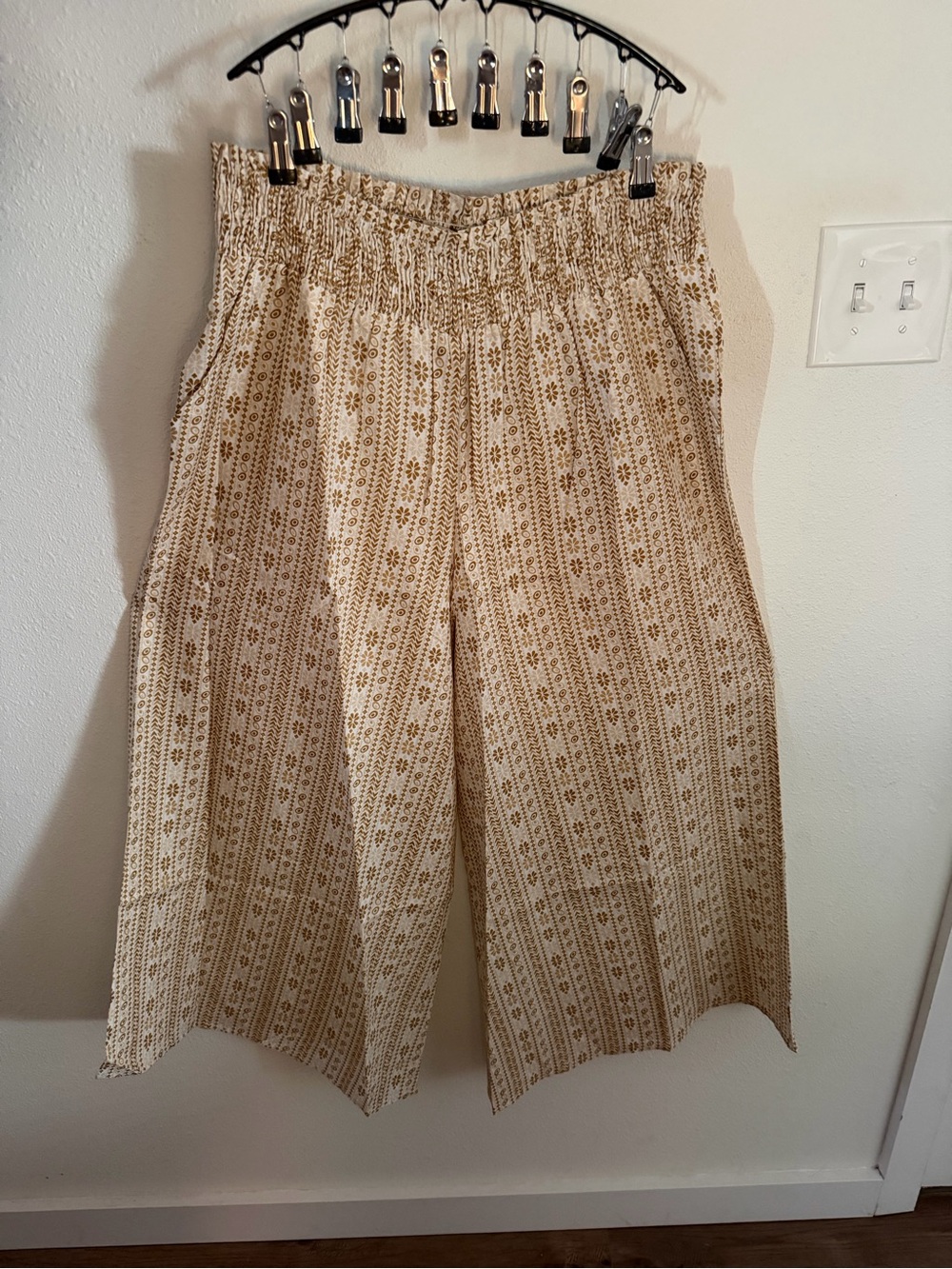 Rhea Wide-Leg Smocked Waist Crop Pants in Beige Floral Stripe NWT